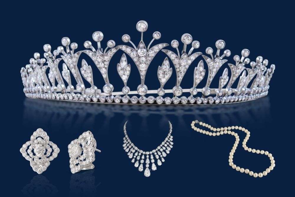 The Crown tiara e gioielli della serie netflix che andranno all'asta